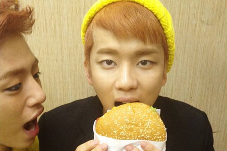B.A.P のメインボーカル、ヨンジェが、ハンバーガーに顔が隠れる写真を公開し話題だ。