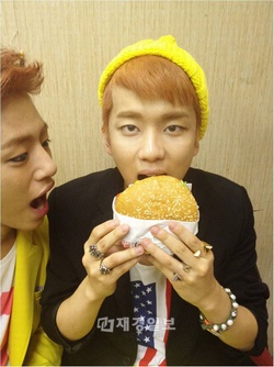 B.A.P のメインボーカル、ヨンジェが、ハンバーガーに顔が隠れる写真を公開し話題だ。 B.A.P のメインボーカル、ヨンジェが、ハンバーガーに顔が隠れる写真を公開し話題だ。