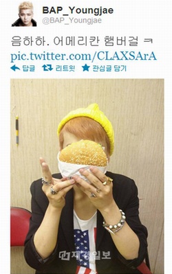 B.A.P のメインボーカル、ヨンジェが、ハンバーガーに顔が隠れる写真を公開し話題だ。