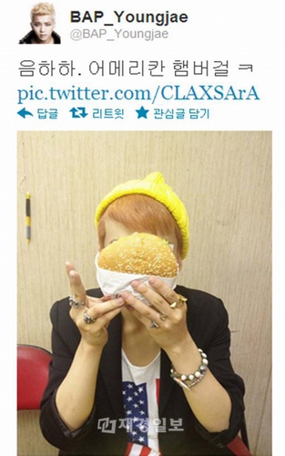 B.A.P のメインボーカル、ヨンジェが、ハンバーガーに顔が隠れる写真を公開し話題だ。