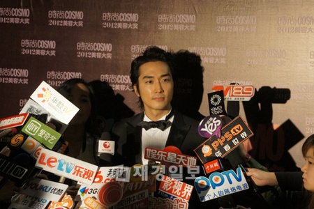 デビュー以来、中国からラブコールを受け続けて来た俳優ソン・スンホンが中国を訪問し、約2,000人の観客を熱狂させた。