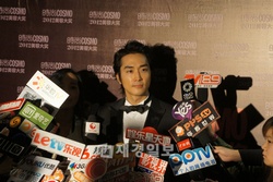 デビュー以来、中国からラブコールを受け続けて来た俳優ソン・スンホンが中国を訪問し、約2,000人の観客を熱狂させた。 デビュー以来、中国からラブコールを受け続けて来た俳優ソン・スンホンが中国を訪問し、約2,000人の観客を熱狂させた。