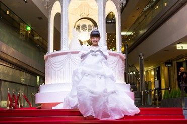 表参道ヒルズのスワロフスキー巨大ツリーが点灯！ディズニーとのコラボレーションでプリンセス芦田愛菜も登場