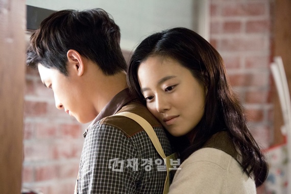 韓国KBS水木ドラマ『世界のどこにもいない優しい男』の“ウンマルカップル”ことソン・ジュンギ＆ムン・チェウォンが、切ないバックハグで視聴者の視線を引きつける予定だ。写真=アイエイチキュー