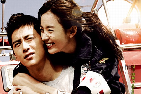 コ・ス＆ハン・ヒョジュの共演ということで話題を集めている映画『絆創膏』のポスターが公開され、注目を浴びている。