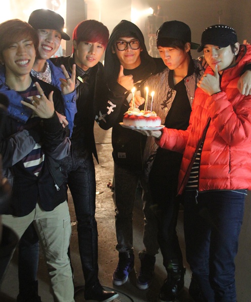 INFINITE（インフィニット）のメンバーが、リーダーキム・ソンギュのソロミュージックビデオ撮影現場を訪れ応援した。
