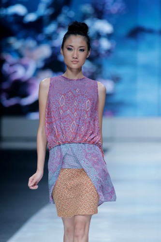 ランウェイを歩くモデル。2012年11月11日、ジャカルタ（Photo by Dachri Megantara/Feminagroup）