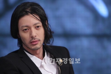 俳優オダギリジョーが、Story Onのトーク番組『イ・スンヨンと100人の女性』に出演する。もちろん、彼が単独で韓国のトークショーに出演するのは初めてのこと。