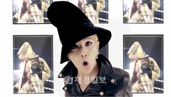 普段から個性あふれるファッションで幅広い影響力を及ぼしているG-DRAGON（BIGBANG）が、今回は童話の中から飛び出して来たような姿を披露し、ネットユーザーらの爆発的反応を得ている。写真= G-DRAGONミュージックビデオ "One of a Kind"キャプチャ