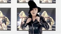 普段から個性あふれるファッションで幅広い影響力を及ぼしているG-DRAGON(BIGBANG)が、今回は童話の中から飛び出して来たような姿を披露し、ネットユーザーらの爆発的反応を得ている。写真= G-DRAGONミュージックビデオ "One of a Kind"キャプチャ 普段から個性あふれるファッションで幅広い影響力を及ぼしているG-DRAGON(BIGBANG)が、今回は童話の中から飛び出して来たような姿を披露し、ネットユーザーらの爆発的反応を得ている。写真= G-DRAGONミュージックビデオ "One of a Kind"キャプチャ