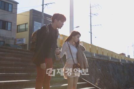 リアルデートストーリーtvN 『ザ・ロマンティック＆アイドル』に出演する2PM Jun.K（ジュンス）とFIESTAR（ピエスタ）のJei（ジェイ）が、済州島でさりげなく手を繋ぎ、一緒に写真を撮るなど、デートをする姿が公開され熱い反応を呼び起こしている。