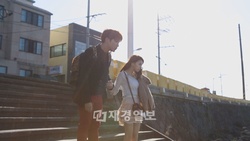 リアルデートストーリーtvN 『ザ・ロマンティック＆アイドル』に出演する2PM Jun.K（ジュンス）とFIESTAR（ピエスタ）のJei（ジェイ）が、済州島でさりげなく手を繋ぎ、一緒に写真を撮るなど、デートをする姿が公開され熱い反応を呼び起こしている。