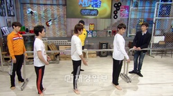 JTBC『神話放送―内密な課題』で神話が、体で表現する驚異的芸術‘バレー’を習う。 JTBC『神話放送―内密な課題』で神話が、体で表現する驚異的芸術‘バレー’を習う。