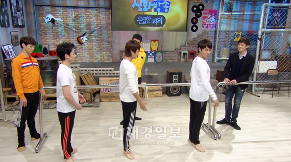 JTBC『神話放送―内密な課題』で神話が、体で表現する驚異的芸術‘バレー’を習う。