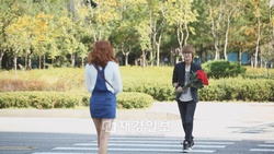 MBLAQのミルが、横断歩道の真ん中で女性のハートを200%刺激する公開プロポーズをした。