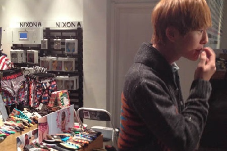 アイドルグループSHINee（シャイニー）のオンユが、ソウル新沙洞の街路樹通りでショッピングをしている姿が捉えられ話題だ。写真=magnmag（http://twitter.com/magnmag）Twitter