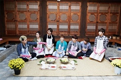 アイドルグループU-KISSが料理番組の司会を務めるメンバー、イライの助っ人となった。 アイドルグループU-KISSが料理番組の司会を務めるメンバー、イライの助っ人となった。