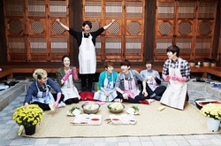 アイドルグループU-KISSが料理番組の司会を務めるメンバー、イライの助っ人となった。