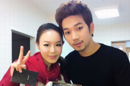 ミュージカルに絵画活動など、多方面で活発な活動を見せている歌手のリサが、後輩グループMBLAQ（エムブラック）のジオと一緒に写った写真を公開し話題となっている。