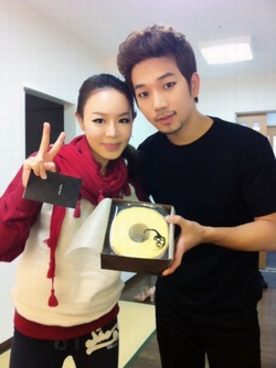 ミュージカルに絵画活動など、多方面で活発な活動を見せている歌手のリサが、後輩グループMBLAQ(エムブラック)のジオと一緒に写った写真を公開し話題となっている。 ミュージカルに絵画活動など、多方面で活発な活動を見せている歌手のリサが、後輩グループMBLAQ(エムブラック)のジオと一緒に写った写真を公開し話題となっている。