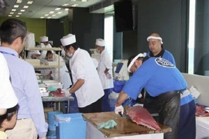 鷹島本まぐろ解体ショーの様子（写真：双日）