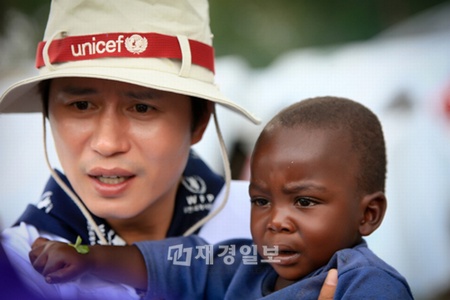 国連世界食糧計画(WFP)の広報大使であるチャン・ドンゴンが、同僚俳優キム・ミンジョンとともにWFP、国連難民機構(UNHCR)及びユニセフ(UNICEF)が共同で行うSBSの番組の収録のため、アフリカ・コンゴ民主共和国を訪れた。