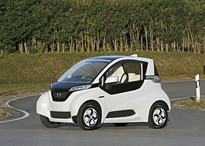 ホンダ＜７２６７＞（東１）は、国土交通省主導で検討されている超小型モビリティーの車両区分と欧州Ｌ７カテゴリー（バッテリーを除き、重量４００ｋｇ以下、出力１５ｋＷ以下）を視野に入れた近距離移動用の超小型ＥＶ（電気自動車）「マイクロコミュータープロトタイプ」を公開した。