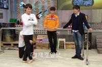 神話が、“太もも対決”を繰り広げた。