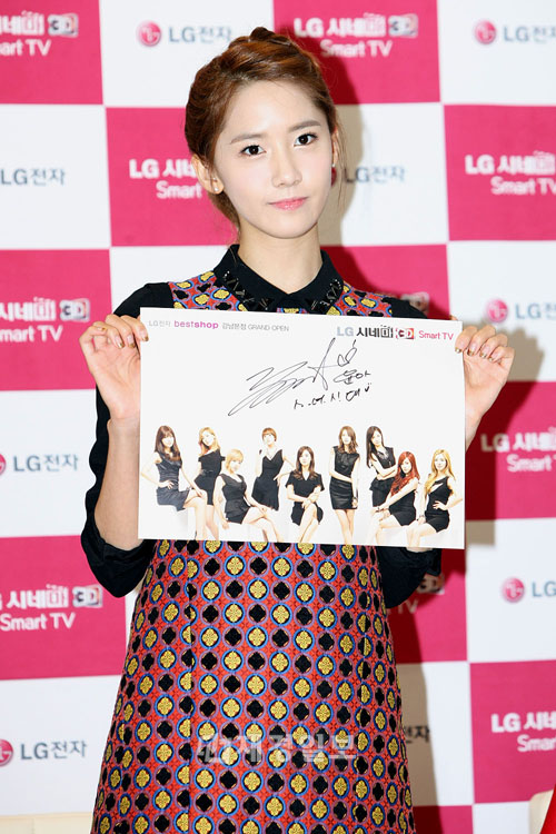 少女時代、9人そろってサイン会に登場(9) ユナ