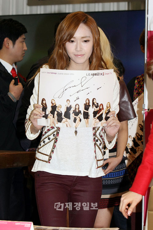 少女時代、9人そろってサイン会に登場(6) ジェシカ