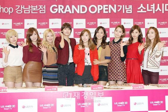 少女時代、9人そろってサイン会に登場(1)