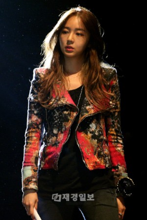 MBC水木ドラマ『会いたい』にユン・ウネが初登場する。 MBC水木ドラマ『会いたい』にユン・ウネが初登場する。