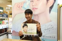 キム・スヒョンは17日、「SAVE US FUND」活動の一環である「ジェドリ・プロジェクト」のための寄付金を動物自由連帯に届け、サイン会を行った。