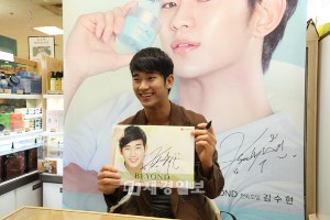 キム・スヒョンは17日、「SAVE US FUND」活動の一環である「ジェドリ・プロジェクト」のための寄付金を動物自由連帯に届け、サイン会を行った。 キム・スヒョンは17日、「SAVE US FUND」活動の一環である「ジェドリ・プロジェクト」のための寄付金を動物自由連帯に届け、サイン会を行った。