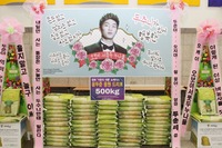 BEAST（ビースト）ユン・ドゥジュンの韓国内外ファンたちが、映画『家門の帰還』製作報告会及びショーケースに応援米花輪と練炭花輪を大々的に贈った。写真＝ドリーミー