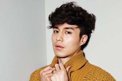 俳優イ・ドンウクが、柔らかなカリスマを放つ洗練されたグラビアを公開した。