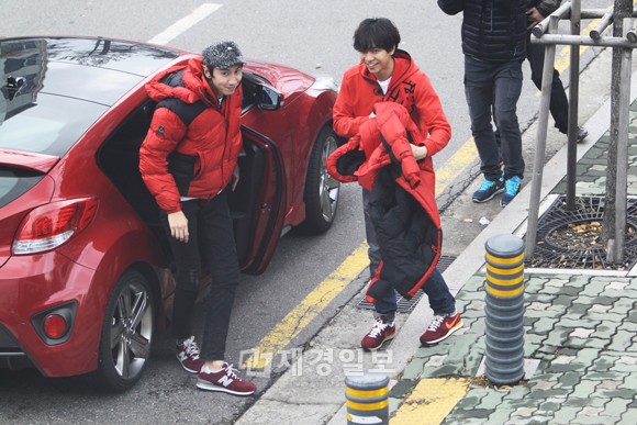 先日11月18日にイ・スンギとパク・シネ出演の「ランニングマン」が放映されたが、撮影当時のイ・スンギのオフショットが一歩遅れて公開され話題になっている。