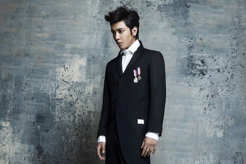 ロックグループCNBLUEのリーダーで“演技するアイドル”の代表格チョン・ヨンファが、このたび雑誌「シングルス」 12月号でシックな魅力の冬向けグラビアに登場した。