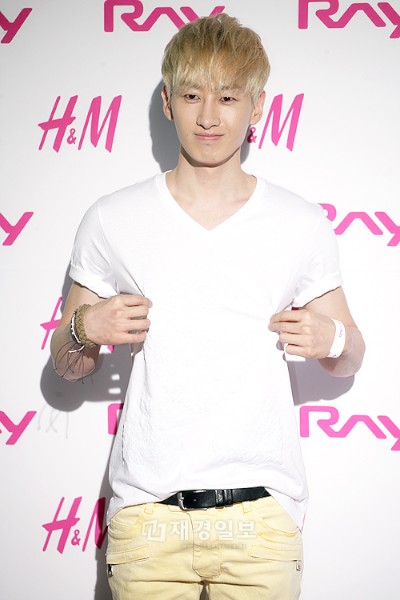 雑誌「スタイラー主婦生活」がSUPER JUNIORウニョクの両親が経営するパン屋を訪問し、IUとの熱愛騒動について母親を取材した。