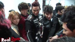 2PMが、ツアーコンサート初回公演の生き生きとした緊張と感動を、Real2PMを通して公開した。 2PMが、ツアーコンサート初回公演の生き生きとした緊張と感動を、Real2PMを通して公開した。