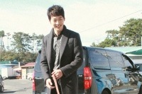 俳優キム・ジェウォンの“ブラウニーとの散歩”写真が話題だ。