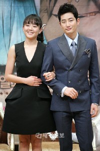 SBS新ドラマ『清潭洞アリス』制作発表会、パク・シフ＆ムン・グニョンらが出席 ムン・グニョン、パク・シフ（29）