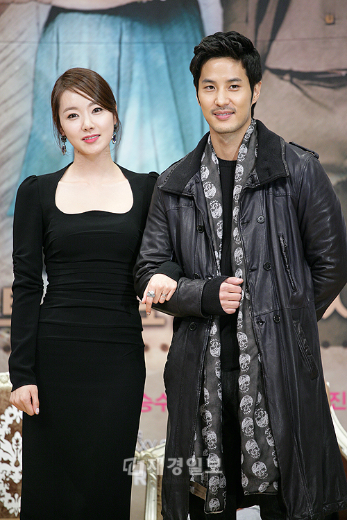 SBS新ドラマ『清潭洞アリス』制作発表会、パク・シフ＆ムン・グニョンらが出席（22） ソ・ヒョン、キム・ジソク
