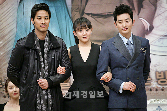 SBS新ドラマ『清潭洞アリス』制作発表会、パク・シフ＆ムン・グニョンらが出席（18） キム・ジソク、ムン・グニョン、パク・シフ