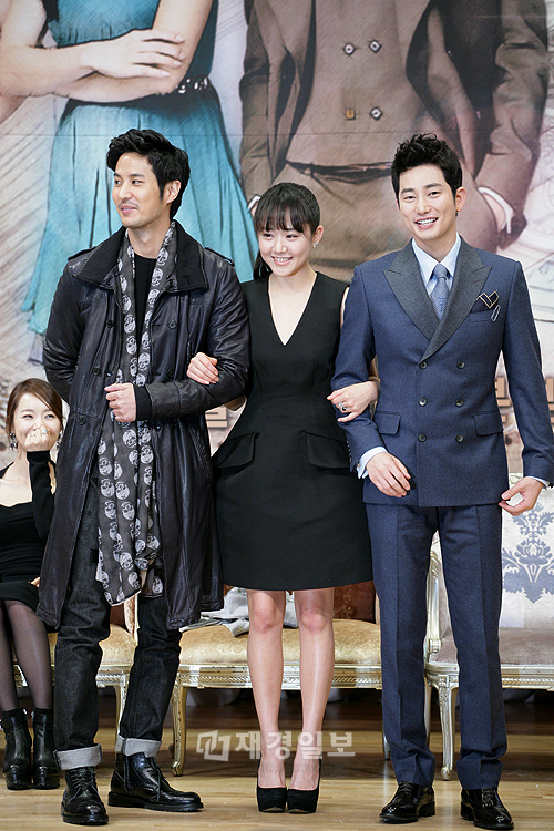 SBS新ドラマ『清潭洞アリス』制作発表会、パク・シフ＆ムン・グニョンらが出席（17） キム・ジソク、ムン・グニョン、パク・シフ