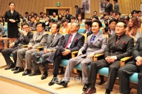 SBS月火ドラマ『ドラマの帝王』第8話でリアルなドラマ制作発表会のシーンが描かれ、注目を集めた。