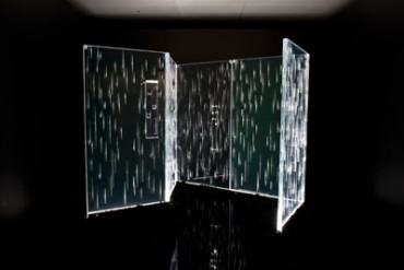 隈研吾設計の可動式ブティックが森美術館に - RADOが考える未来の時計像を表現