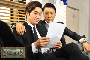 SBS月火ドラマ『ドラマの帝王』に出演中のキム・ミョンミンとSUPER JUNIORチェ・シウォンが、親しげなツーショットを公開して話題となっている。