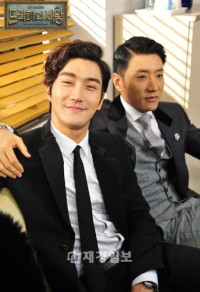 SBS月火ドラマ『ドラマの帝王』に出演中のキム・ミョンミンとSUPER JUNIORチェ・シウォンが、親しげなツーショットを公開して話題となっている。