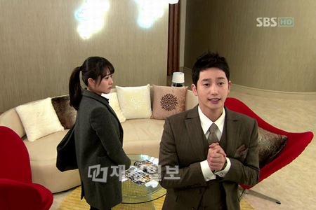 俳優パク・シフがカリスマ性とコミカルさを併せ持つ魅力を披露した。